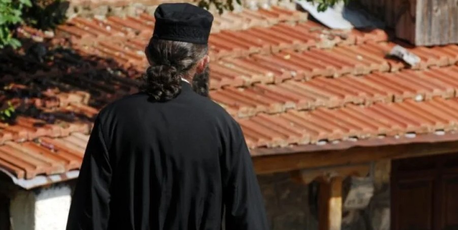 Ελλάδα: 42χρονος ιερέας φέρεται να ασέλγησε σε γυναίκα μπροστά στα μάτια του συζύγου της!